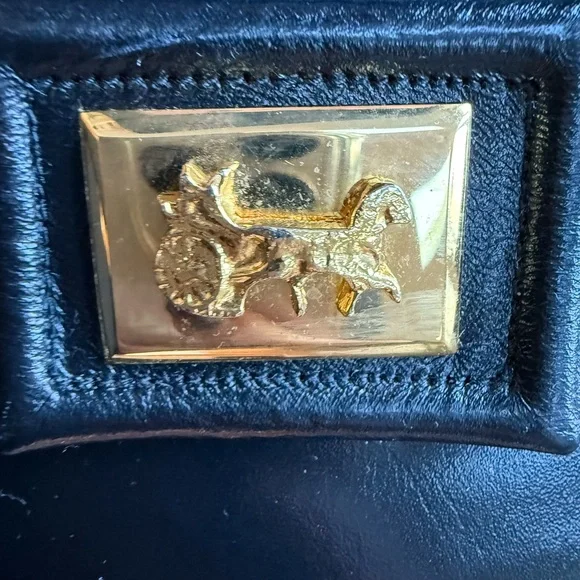 Vintage bag with a chain strap. - Picture 2 of 11